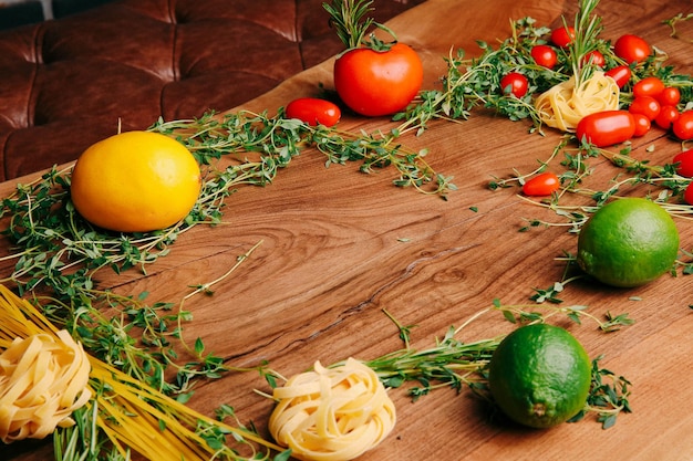 Świeże składniki na blacie